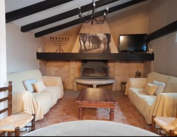 Salón acogedor con chimenea en casa rural La Mazuela, Toledo